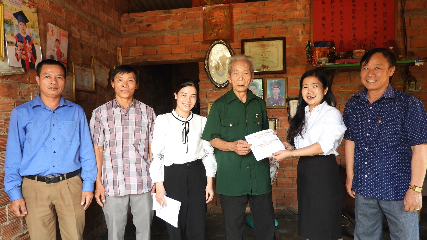 Thăm tặng quà các thân nhân Liệt sĩ, chiến sĩ điện biên, thanh niên xung phong, dân công hỏa tuyến trực tiếp tham gia chiến dịch Điện Biên Phủ đang sinh sống tại huyện Ea H’Leo